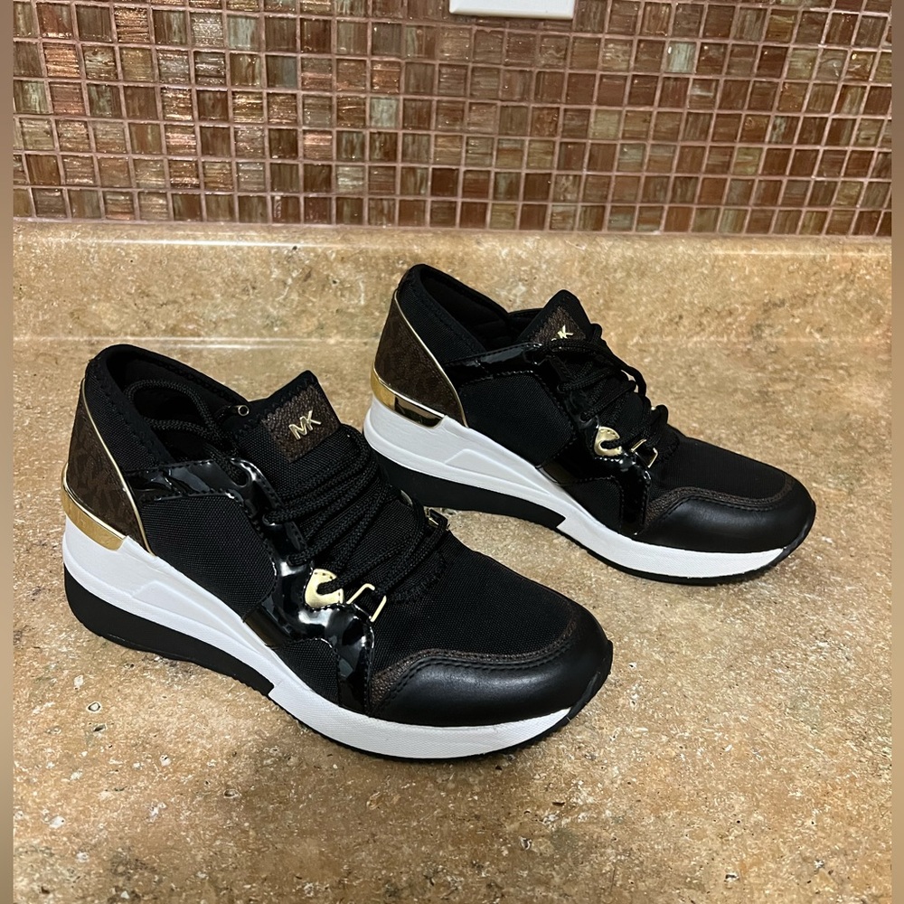 Women's Michael Kors Liv Trainer Signature
Sneakers Athletic Shoes size 5.5